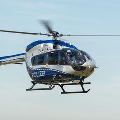 Ein Polizeihubschrauber sucht in der Nacht nach einer vermissten Frau in Mönchengladbach. (Symbolbild) Foto: Wolfram Kastl/dpa
