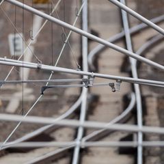 Pendler zwischen Berlin und Dresden brauchen weiter Geduld: Nach einem Unfall in Großenhain bleibt die Strecke beeinträchtigt. (