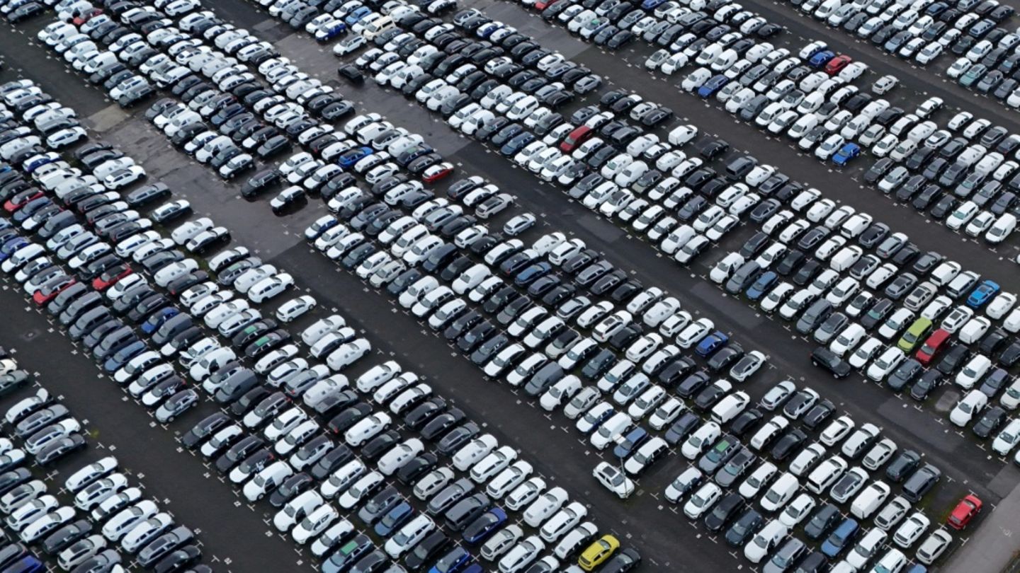 Neuwagen auf einem Parkplatz in Essen