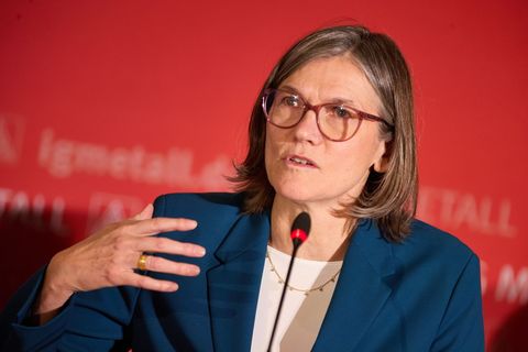 Die IG-Metall-Chefin fordert ein Standortbekenntnis von Unternehmen - und ein Ende von Debatten über vermeintlich faule Beschäft