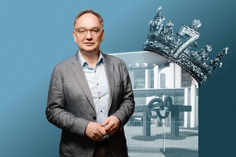 Kolumnist Nico Fried vor dem Kanzleramt