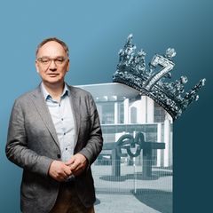 Kolumnist Nico Fried vor dem Kanzleramt