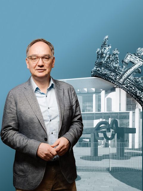 Kolumnist Nico Fried vor dem Kanzleramt