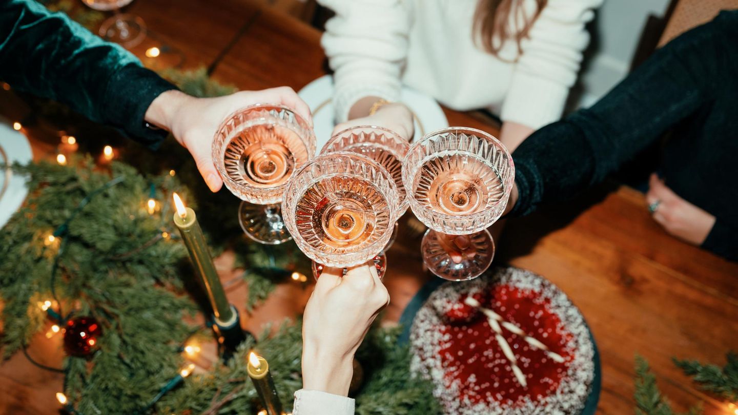 Gastgeber an Weihnachten: Gläser, die anstoßen