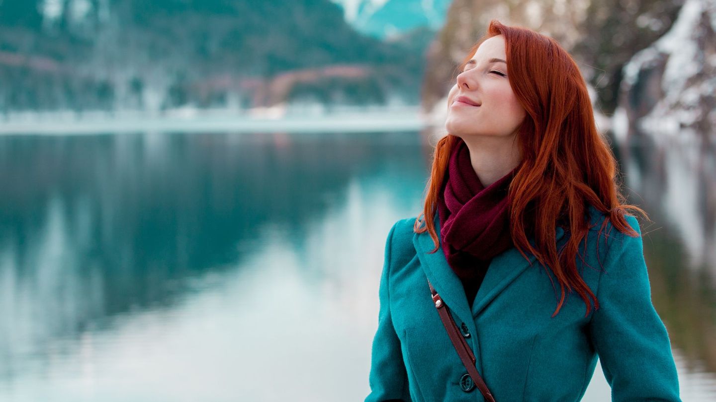 Es ist kalt, düster und Sie fühlen sich antriebslos und müde. Da ist er: der Winterblues. Doch lassen Sie sich nicht runterziehen – und verkriechen Sie sich bloß nicht. Mit den folgenden Tipps können Sie aktiv gegen trübe Stimmung vorgehen