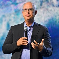 Kirill Dmitriev auf einer Bühne