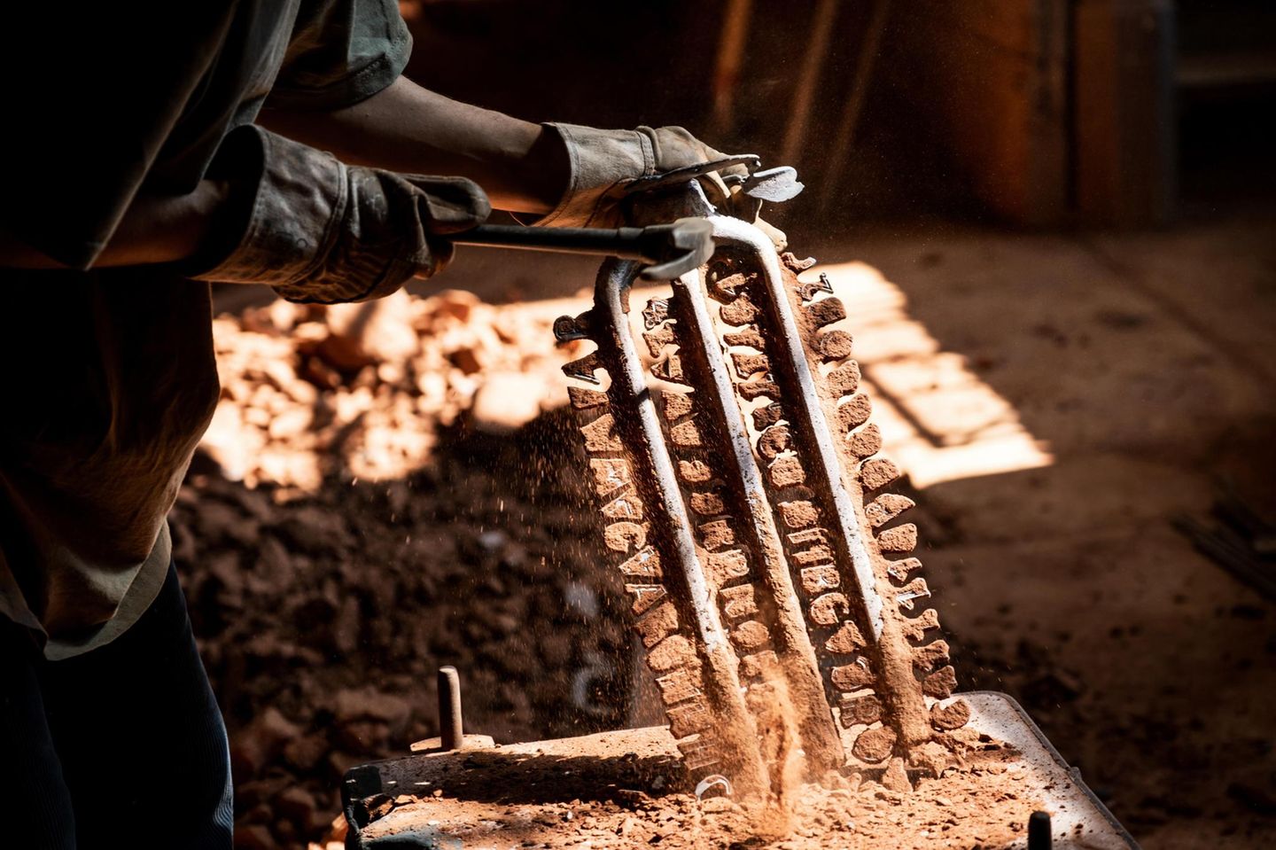 Nach dem Abkühlen wird die Gussform von Bettina Gebhard zerschlagen