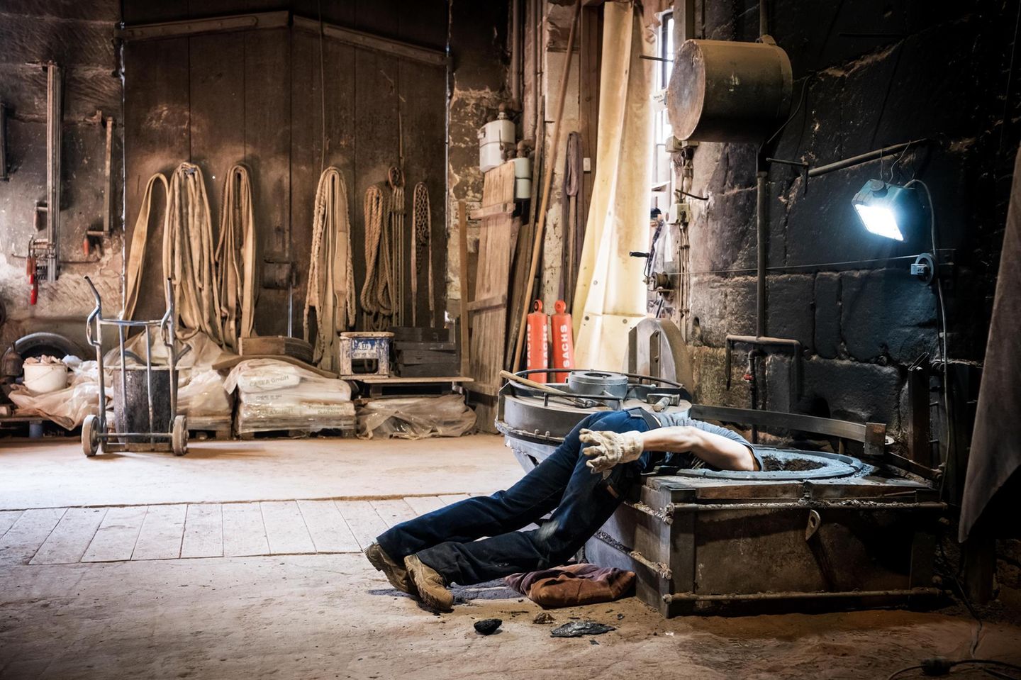 Mann im Ofen entfernt die Metallreste