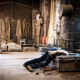 Mann im Ofen entfernt die Metallreste