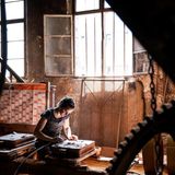 Bettina Gebhard beim Auseinandernehmen der beiden Formkästen