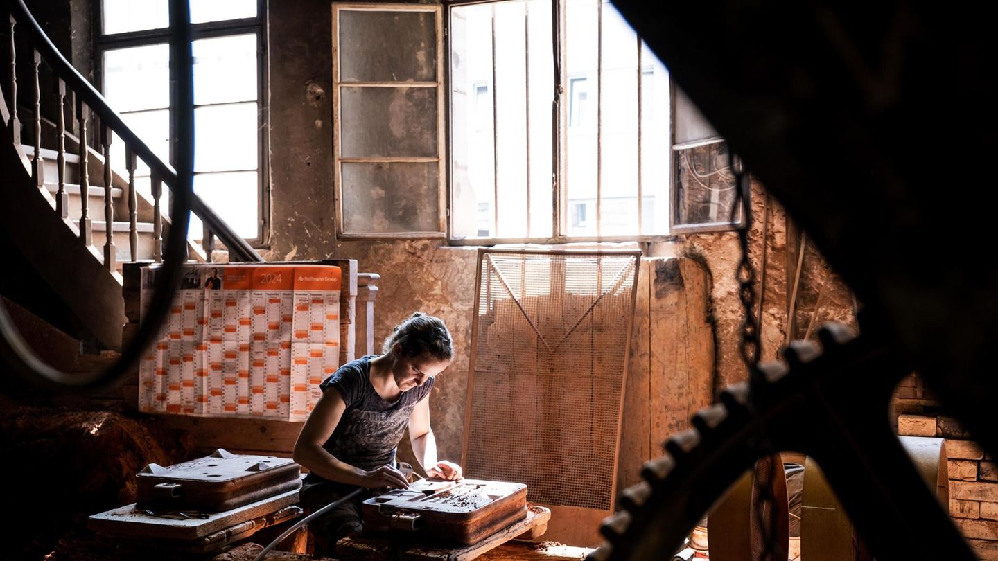 Bettina Gebhard beim Auseinandernehmen der beiden Formkästen