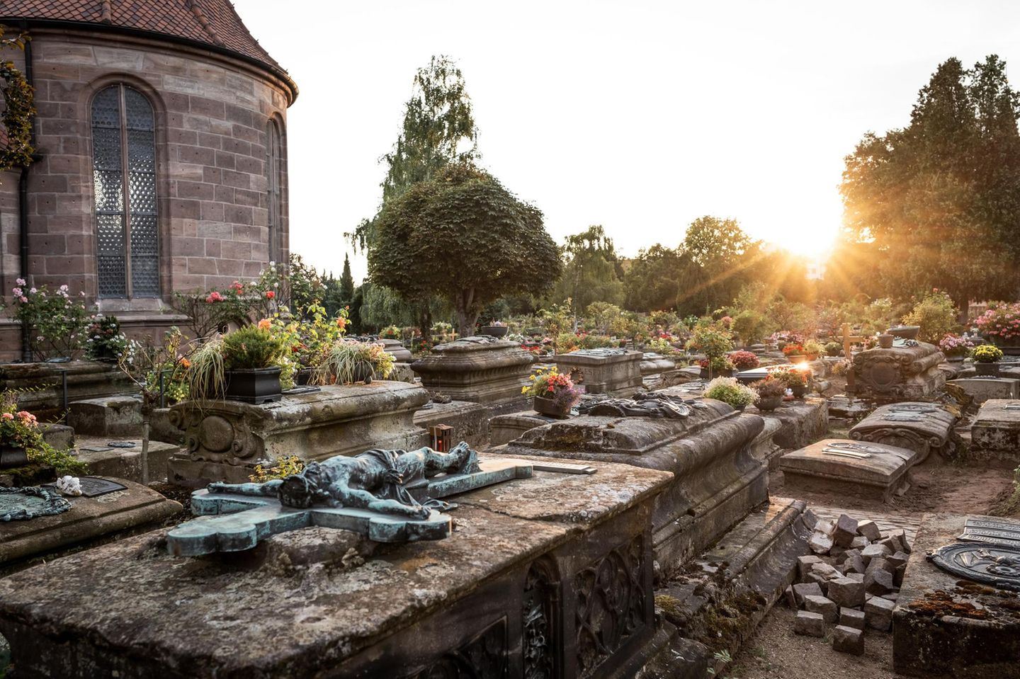 Auf dem Johannisfriedhof in Nürngerg finden sich viele  Bronzeepitaphien der Kunstgiesserei Lenz