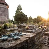 Auf dem Johannisfriedhof in Nürngerg finden sich viele  Bronzeepitaphien der Kunstgiesserei Lenz
