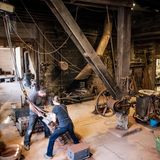 Wie vor 150 Jahren: Ein alter Kran aus Holz bewegt die zentnerschweren Sandgussformen in der Kunstgießerei Lenz in Nürnberg