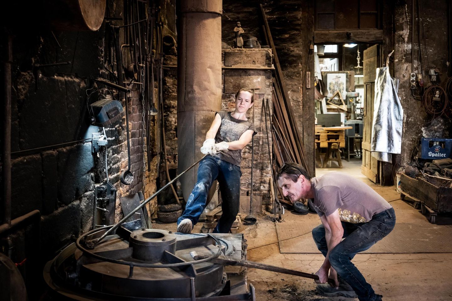 Bettina Gebhard schließt den Ofen, Wilhelm Lechler hilft