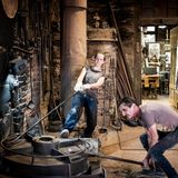 Bettina Gebhard schließt den Ofen, Wilhelm Lechler hilft