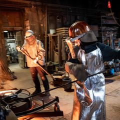 Flüssige Bronze aus dem Ofen