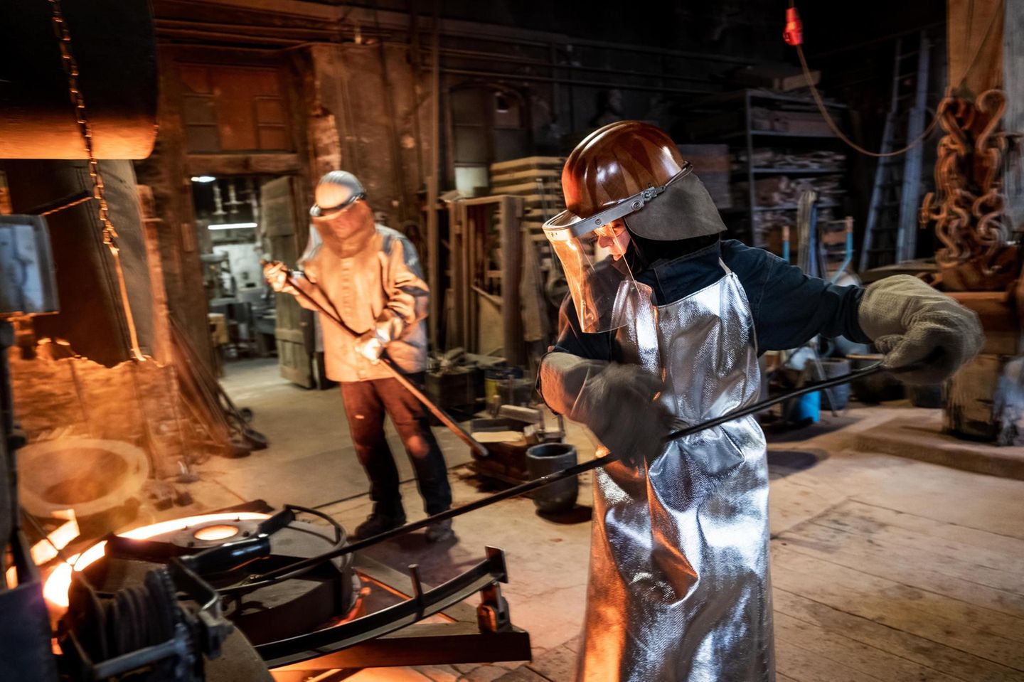 Flüssige Bronze aus dem Ofen