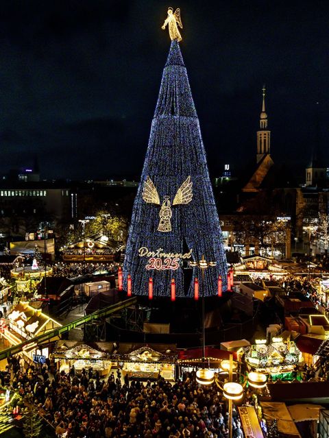 Der größte Weihnachtsbaum der Welt steht in Dortmund – und leuchtet ab jetzt wieder
