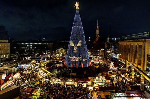 Der größte Weihnachtsbaum der Welt steht in Dortmund – und leuchtet ab jetzt wieder