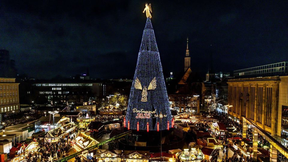 Der größte Weihnachtsbaum der Welt steht in Dortmund – und leuchtet ab jetzt wieder