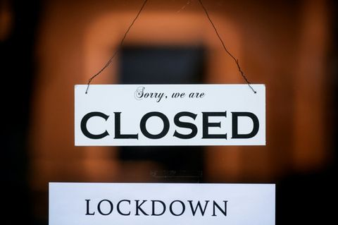 Schild an geschlossenem Geschäft in Pandemiewinter 2021