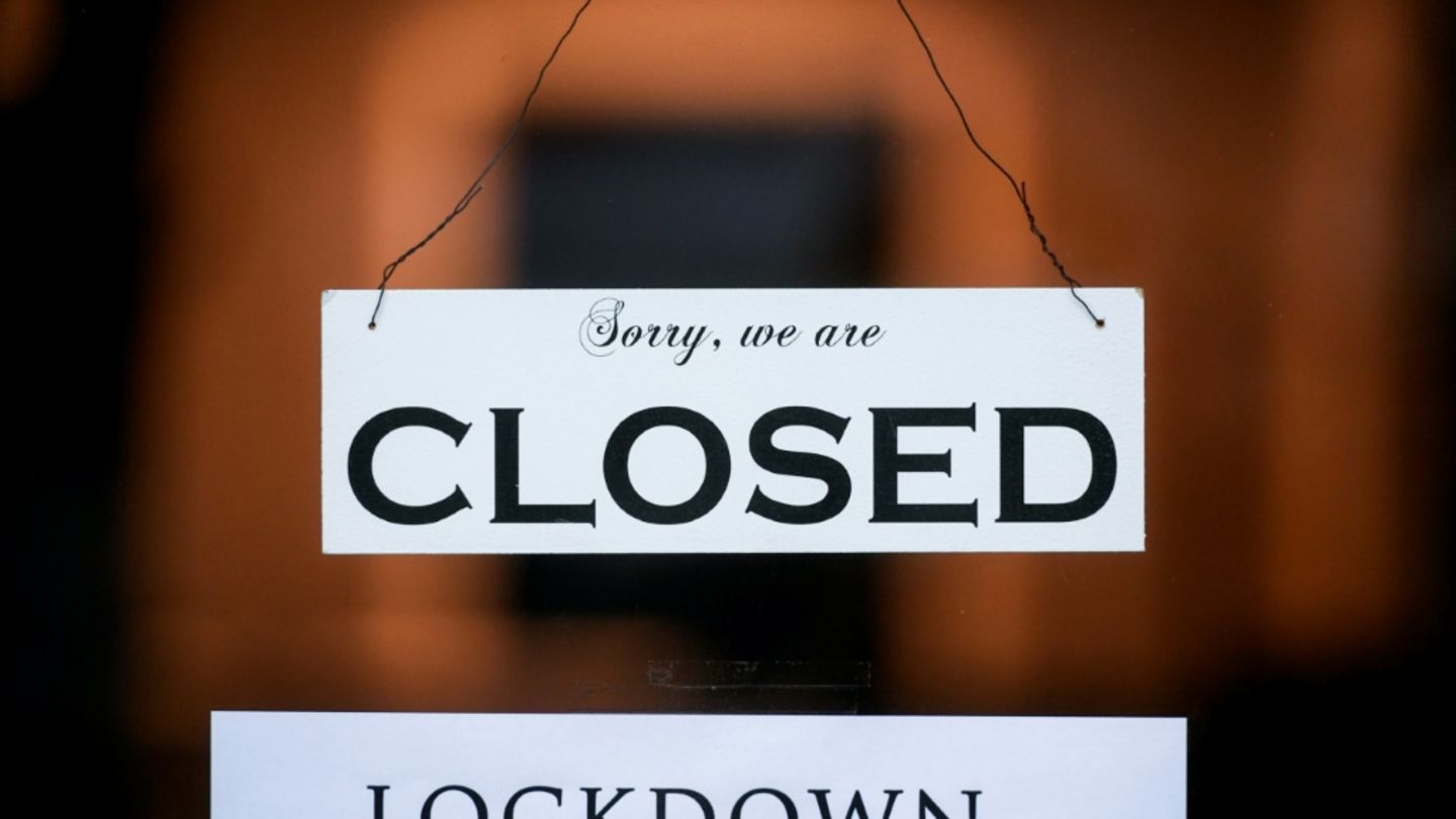 Schild an geschlossenem Geschäft in Pandemiewinter 2021