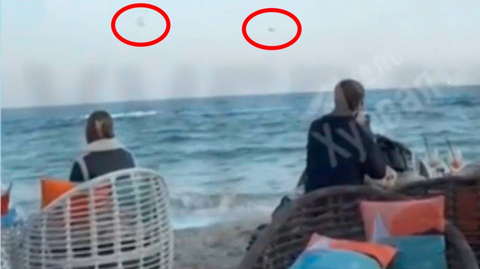 Abgeschossene Drohnen stürzen vor Strandgästen ins Meer