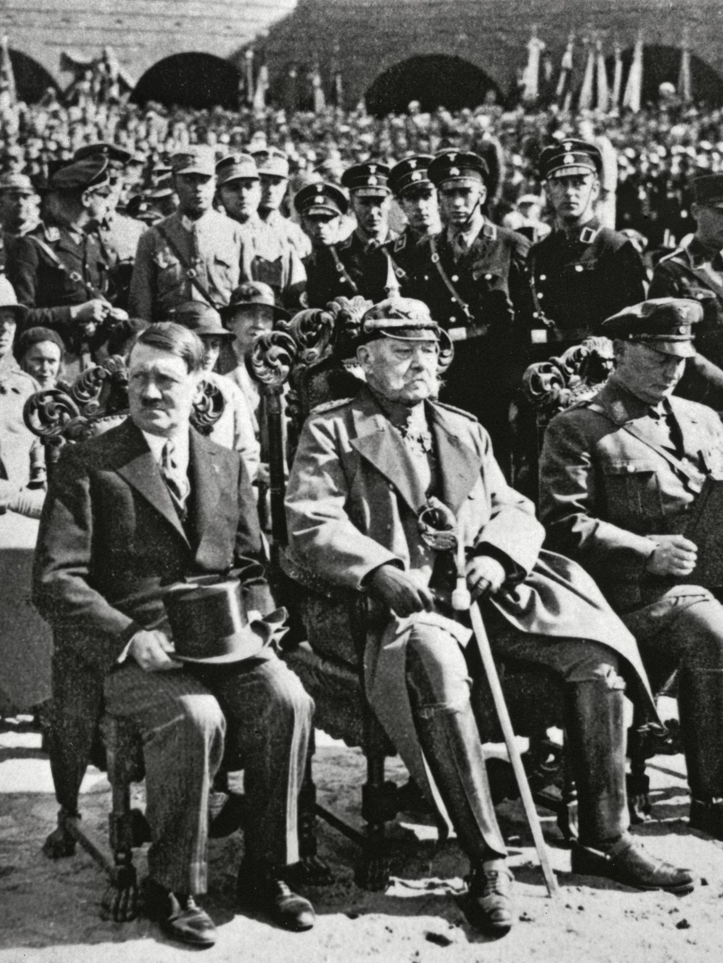 Adolf Hitler neben Reichspräsident Paul von Hindenburg
