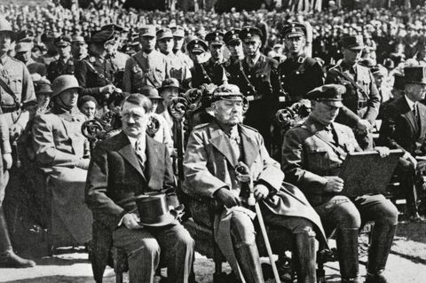 Adolf Hitler neben Reichspräsident Paul von Hindenburg