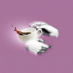 Zittern der Hände: eine übreschwappende Kaffeetasse