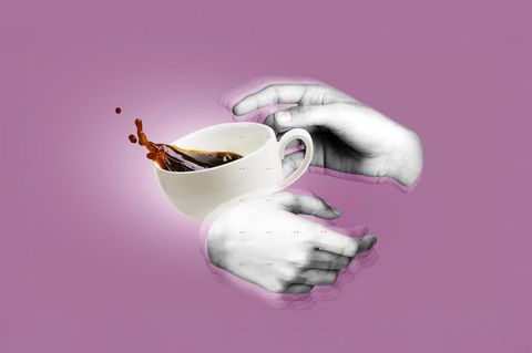 Zittern der Hände: eine übreschwappende Kaffeetasse