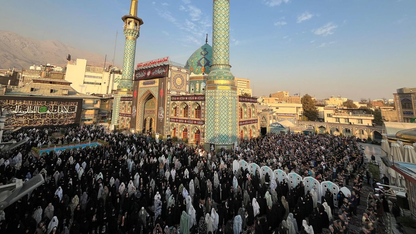 Gläubige Iraner beten am Schrein des Heiligen Saleh in Teheran