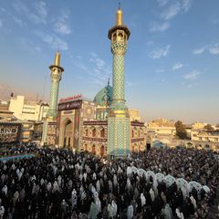Gläubige Iraner beten am Schrein des Heiligen Saleh in Teheran