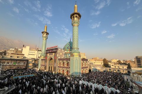 Gläubige Iraner beten am Schrein des Heiligen Saleh in Teheran