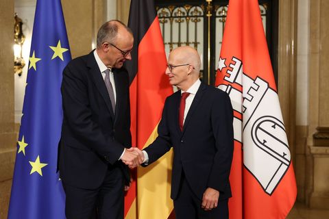 Bürgermeister Peter Tschentscher begrüßt Bundeskanzler Friedrich Merz zu einem Antrittsbesuch im Hamburger Rathaus. Foto: Christ