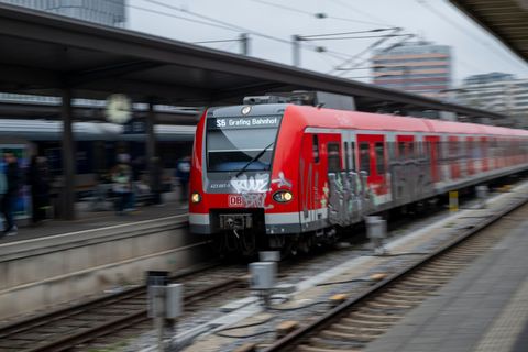 Die Deutsche Bahn empfahl Reisenden zwischen Pasing und Ostbahnhof in beide Richtungen auf Tram, U-Bahn und Bus umzusteigen. (Ar