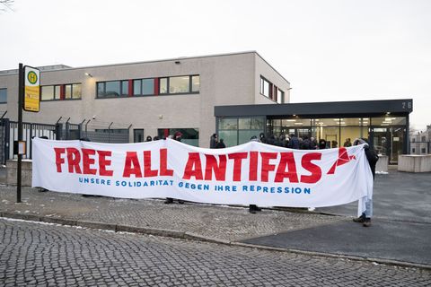 Sieben mutmaßliche Linksextremisten müssen sich vor dem Oberlandesgericht Dresden verantworten. Foto: Sebastian Kahnert/dpa