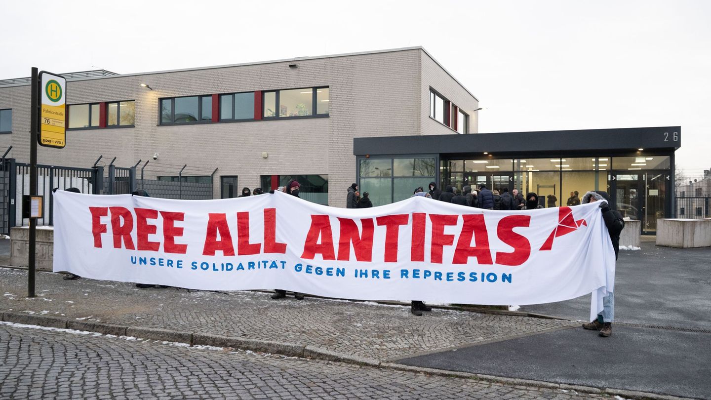 Sieben mutmaßliche Linksextremisten müssen sich vor dem Oberlandesgericht Dresden verantworten. Foto: Sebastian Kahnert/dpa