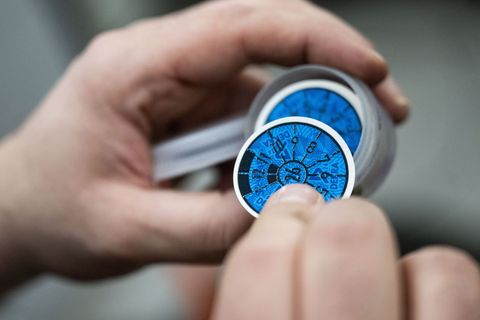 Nach der Hauptuntersuchung gibt es künftig nicht mehr nur die Plakette und den Prüfbericht auf Papier. (Archivbild) Foto: Marija