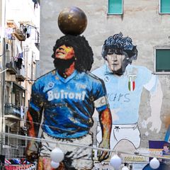 In Neapel wird Maradona auch im Jahr 2025 als großer Stadtheiliger verehrt. Bilder von ihm und kleine Altäre zu seinen Ehren sieht man häufig in den Straßen