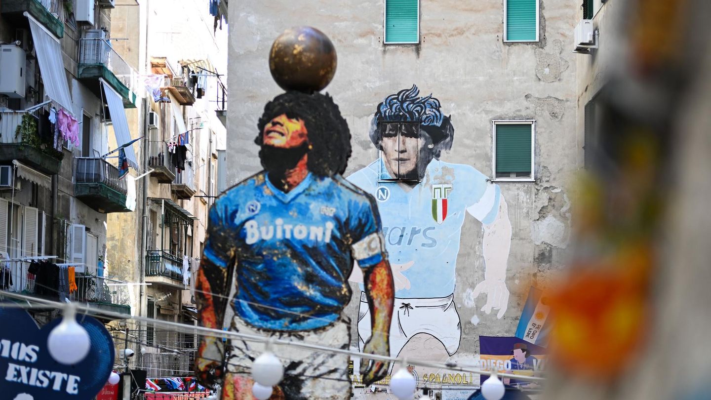 In Neapel wird Maradona auch im Jahr 2025 als großer Stadtheiliger verehrt. Bilder von ihm und kleine Altäre zu seinen Ehren sieht man häufig in den Straßen