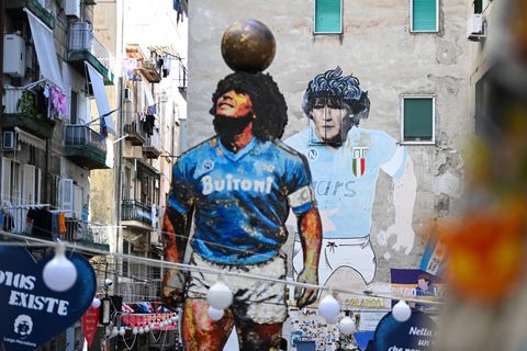 In Neapel wird Maradona auch im Jahr 2025 als großer Stadtheiliger verehrt. Bilder von ihm und kleine Altäre zu seinen Ehren sieht man häufig in den Straßen