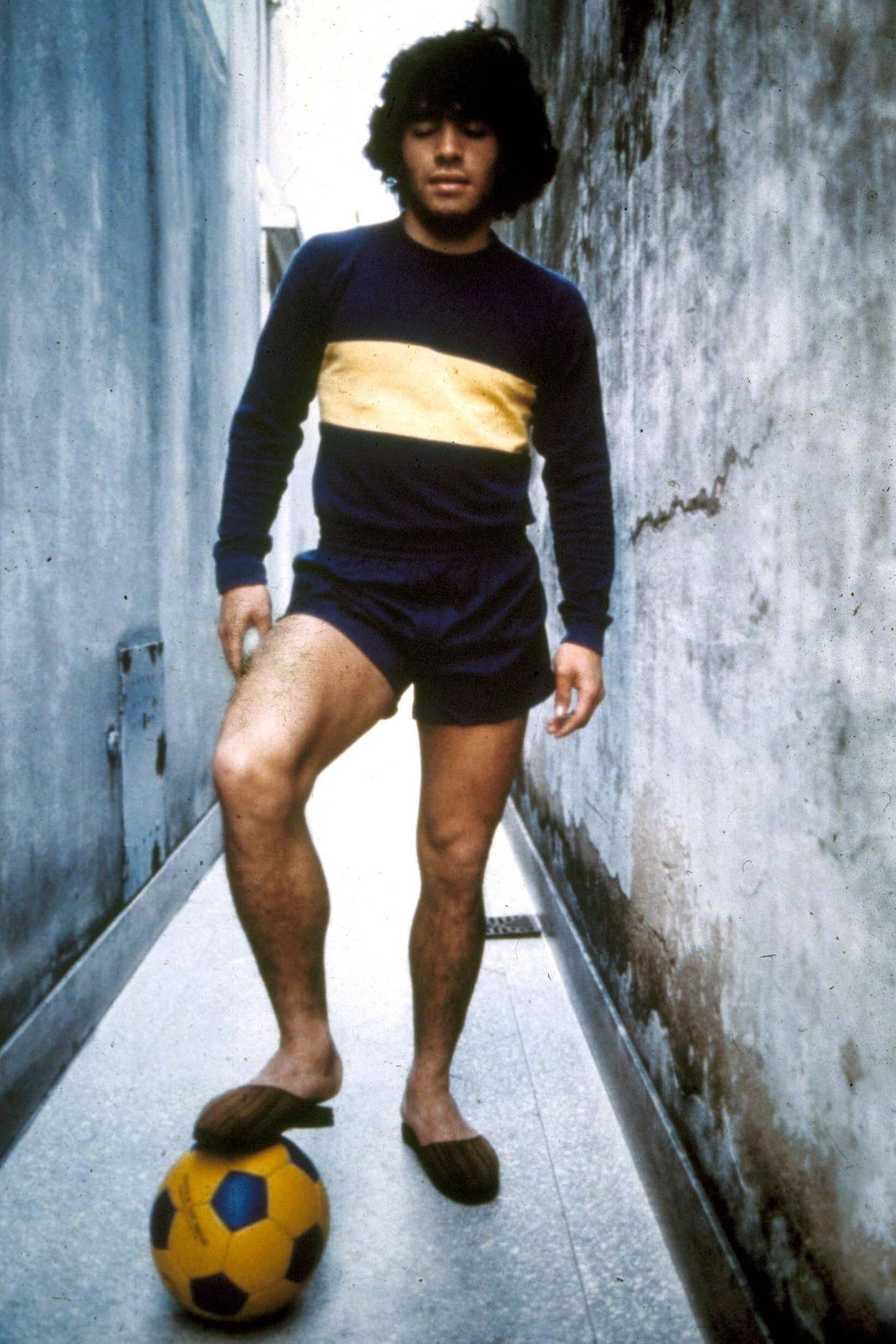 Diego Amando Maradona eilt schon mit 21 Jahren der Ruf voraus, ein Fußballgenie zu sein. Mit 20 Jahren wechselt er von den Argentinos Juniors zu den Boca Juniors – der Beginn einer Weltkarriere 