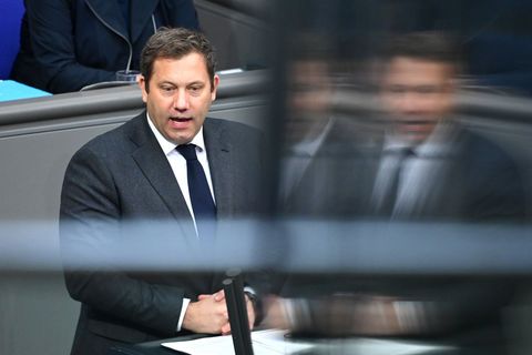 Klingbeil verteidigte seinen Etat. Foto: Elisa Schu/dpa