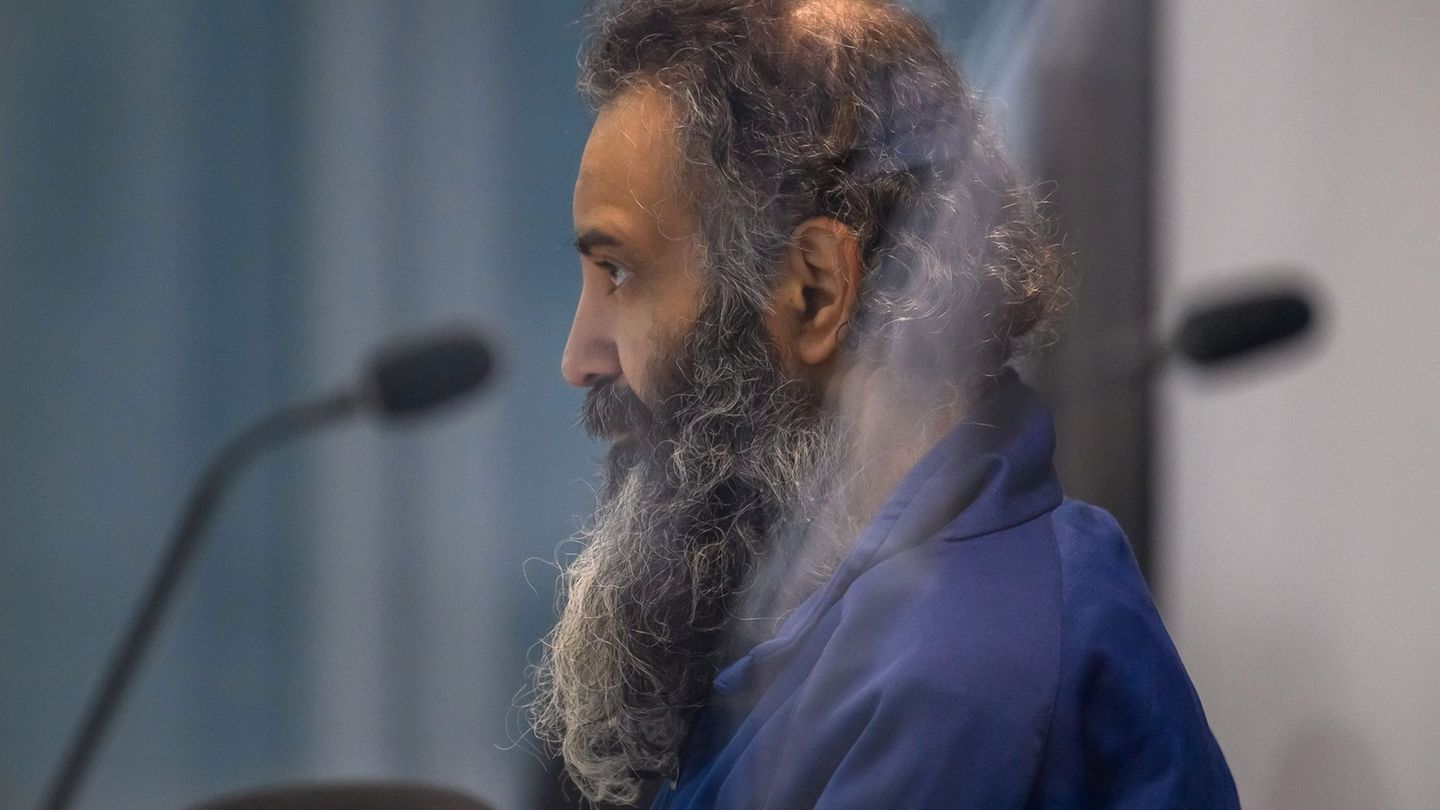 Taleb al-Abdulmohsen sitzt in dem Gerichtssaal des temporären Gerichtsgebäudes des Landgerichtes Magdeburg in einer Glaskabine.