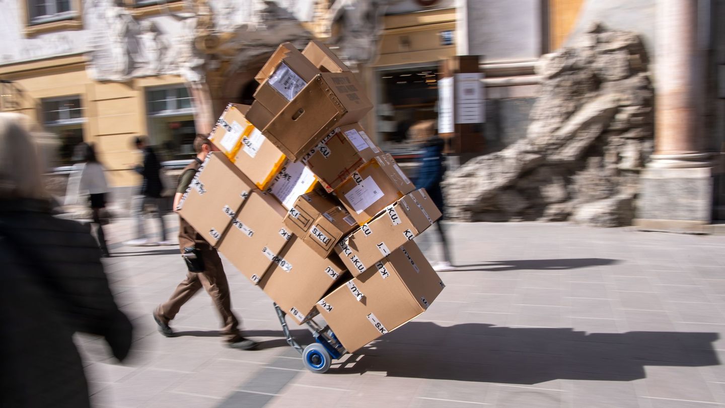Ganz schön viel zu tun: ein Paketbote bei der Arbeit. Foto: Peter Kneffel/dpa
