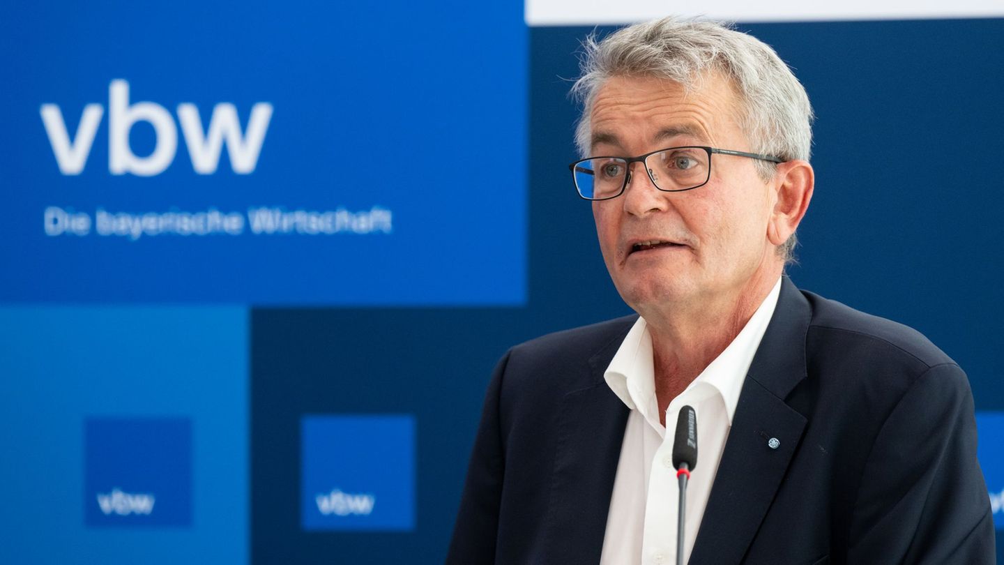 Der Hauptgeschäftsführer der vbw, Bertram Brossardt, zieht eine klare Abgrenzung des Verbands zur AfD. (Archivbild) Foto: Sven H