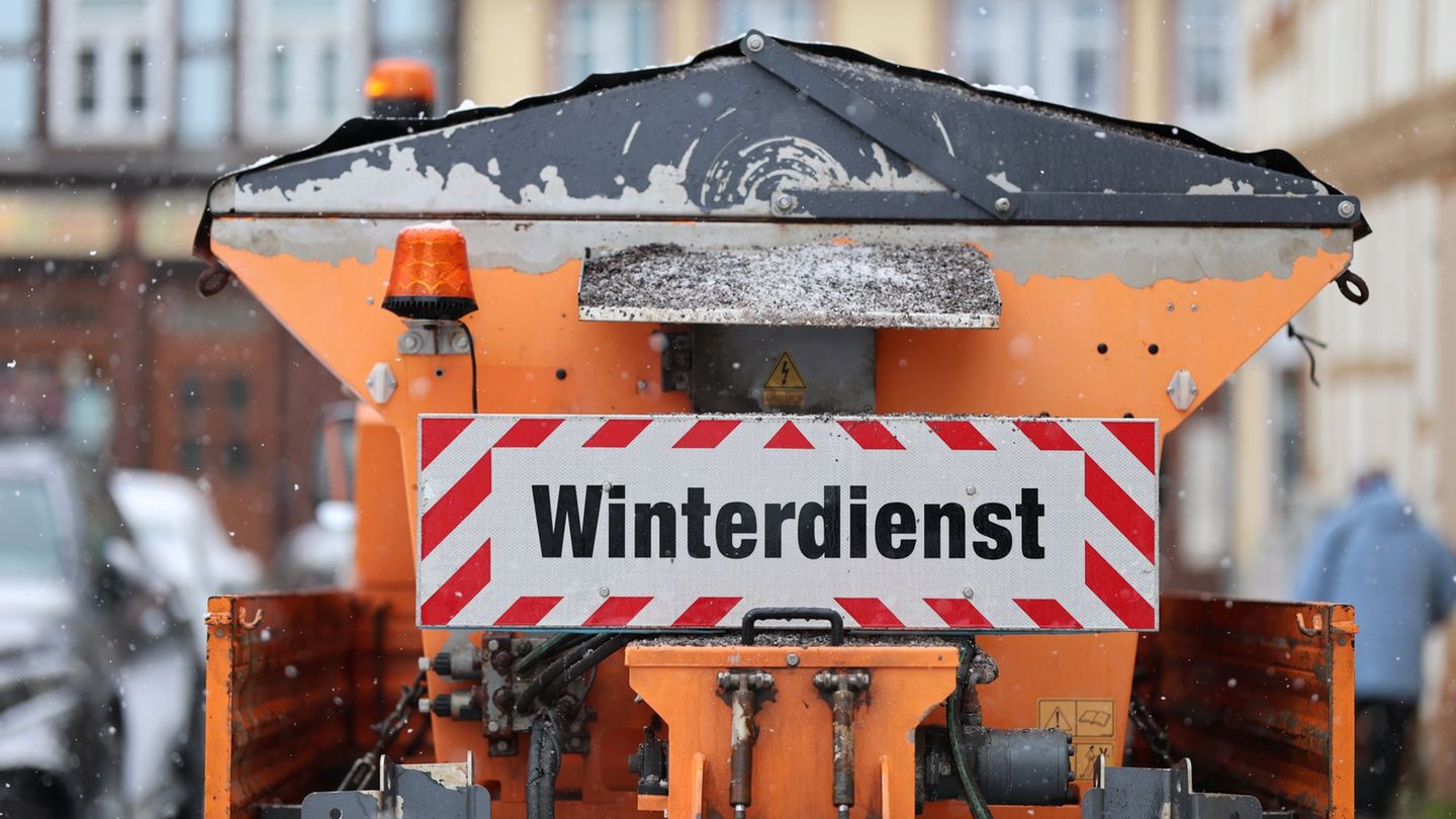 Verkehrsbehinderungen-Unfall-mit-Winterdienstfahrzeug-legt-Verkehr-lahm
