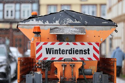 Beide Fahrzeuge mussten nach dem Unfall abgeschleppt werden. (Symbolbild) Foto: Matthias Bein/dpa